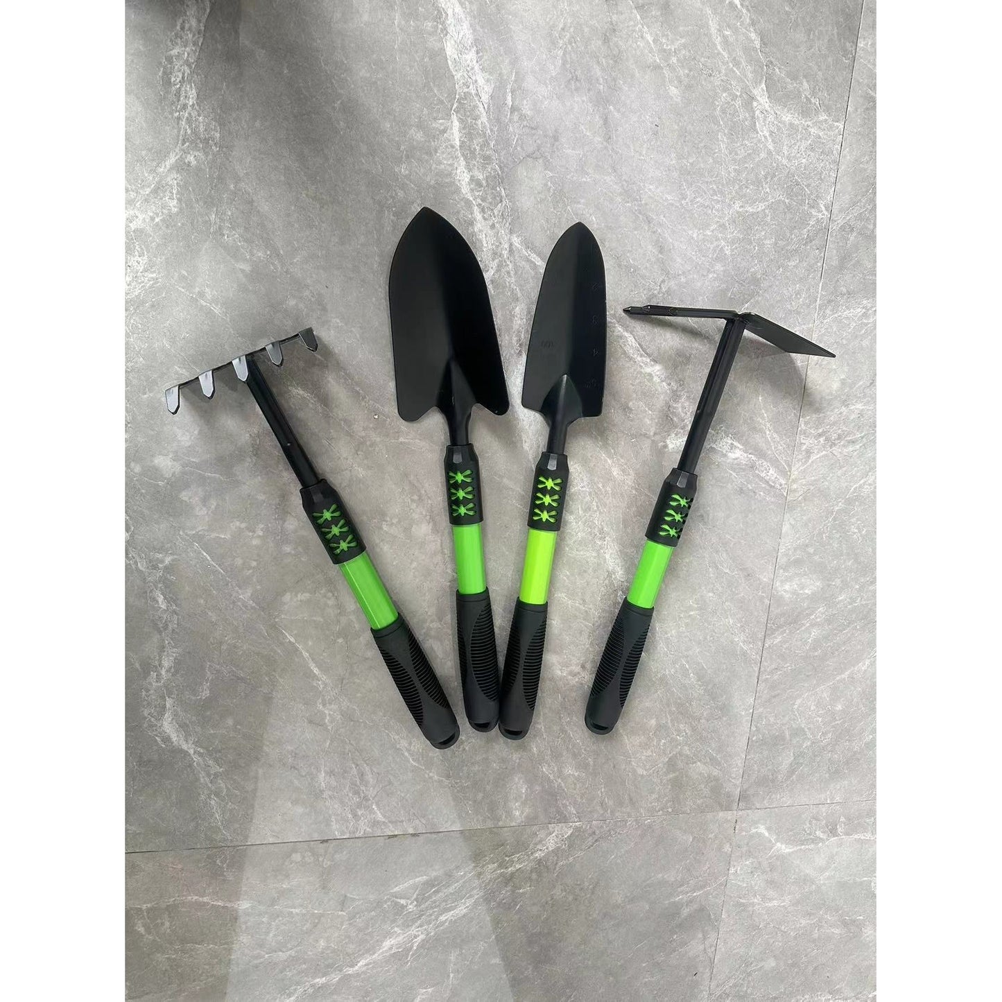 Set 4 Unelte de Gradina Klevo, pentru Plantare, Prelucrare Sol si Ingrijire Plante, Material PVC Carbon, Grebla, Sapaliga cu Cap Dublu, Lopata Mica, Lopata Lata, 43 x 11 cm, Negru/Verde