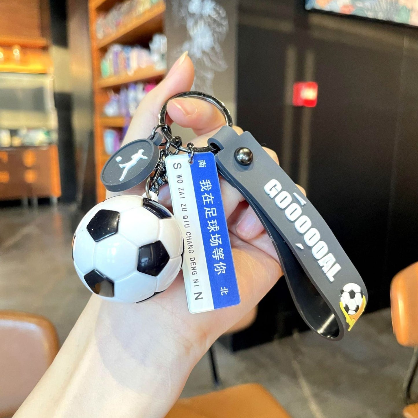 Breloc Chei, Klevo, Model Minge de Fotbal, Mesaj Te aștept pe Terenul de Fotbal, Cupa Mondiala, Accesoriu Pentru Chei si Rucsac, Material Acril, 50 g, Alb/Negru