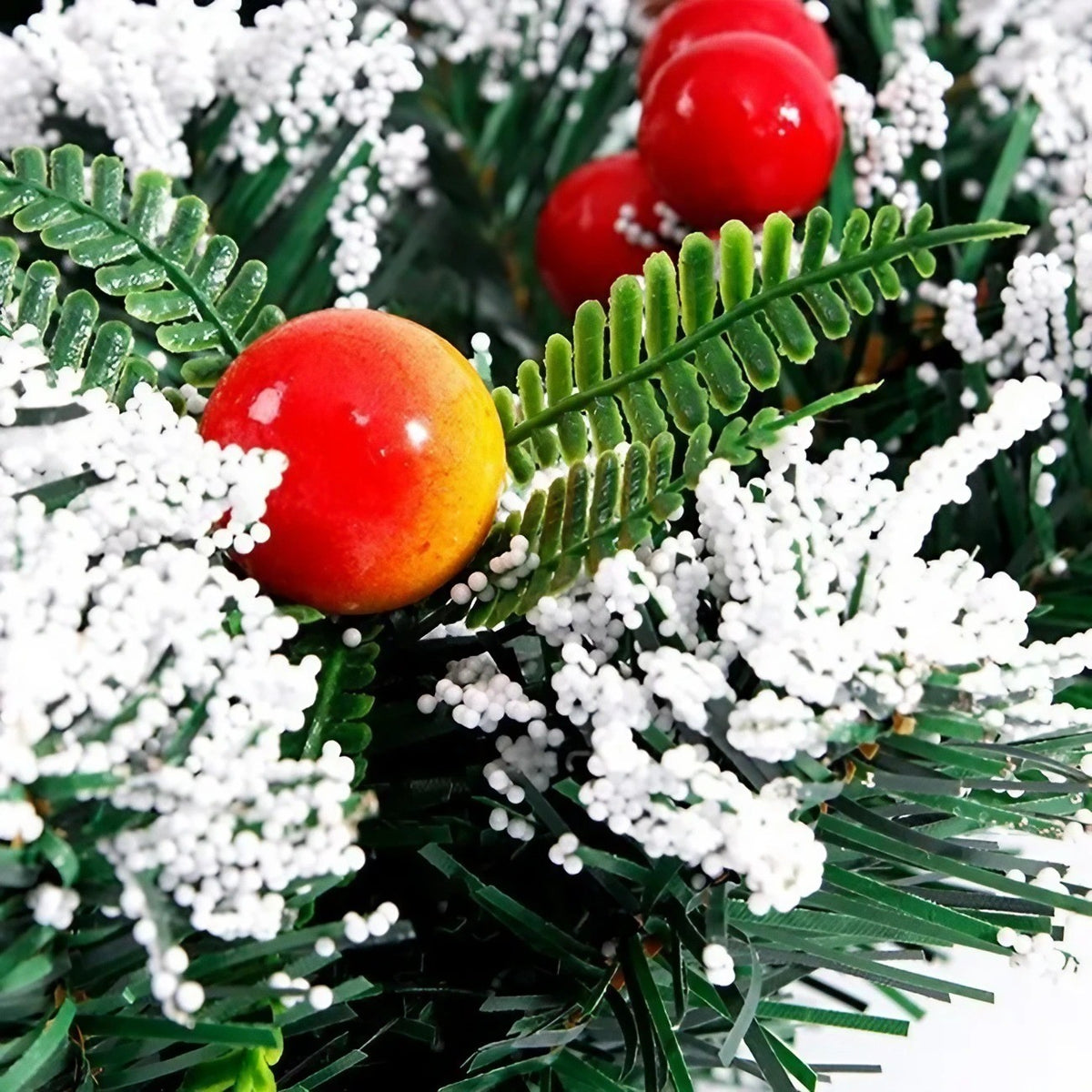 Coronita pentru Craciun Klevo, diametru 20 cm, din brad artificial, decorata cu conuri si merisoare, inzapezit, Verde/Alb