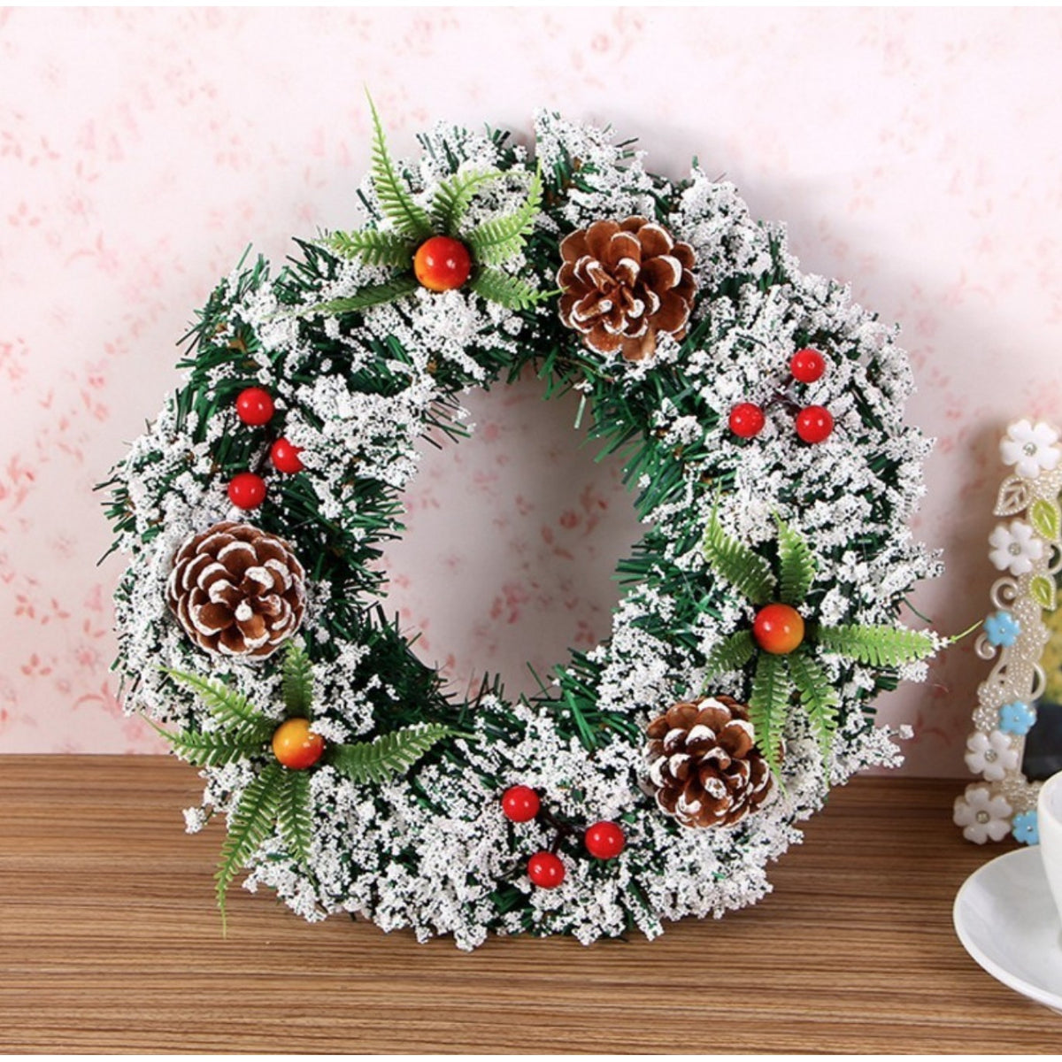 Coronita pentru Craciun Klevo, diametru 30 cm, din brad artificial, decorata cu conuri si merisoare, inzapezit. Verde/Alb