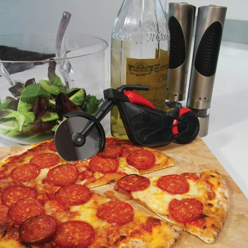 Cutit pizza creativ Klevo, in forma de motocicleta, cu suport pentru cutit, 21.5 x 9.5 cm, otel/PP, negru