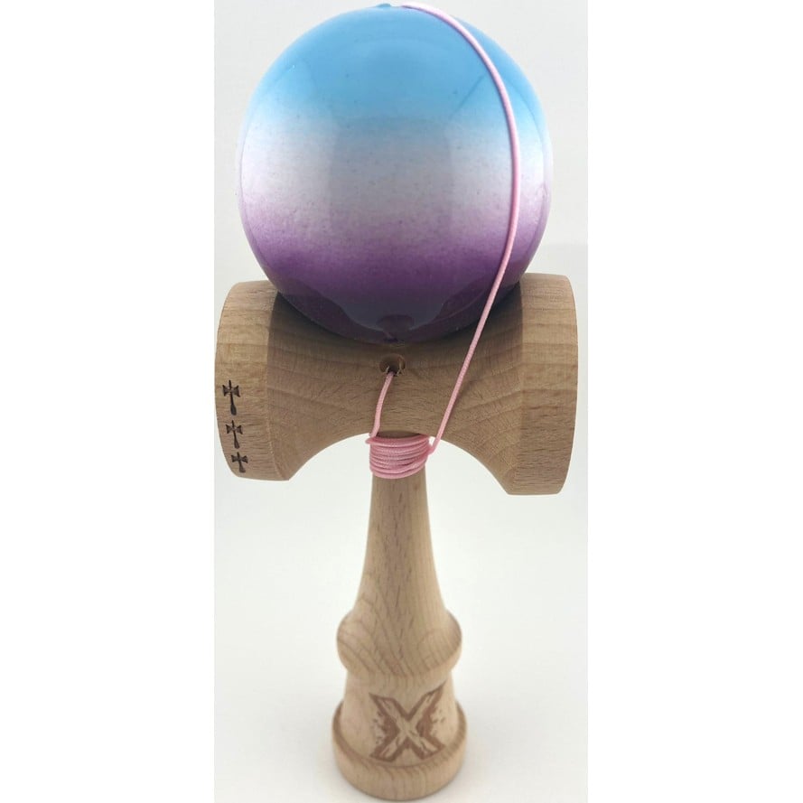 Kendama X Originala, Profesionala, Klevo, Big Cups V2, Super Sticky cu Cupe Mari, din lemn 18 cm, Rulment Metalic cu Ata 55 cm, Albastru/Alb/Mov