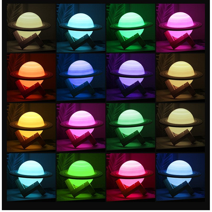 Lampa de veghe cu telecomanda in forma de Saturn 3D Saturn Light 16 culori, alimentare baterii, stand lemn inclus, 15 cm, Klevo