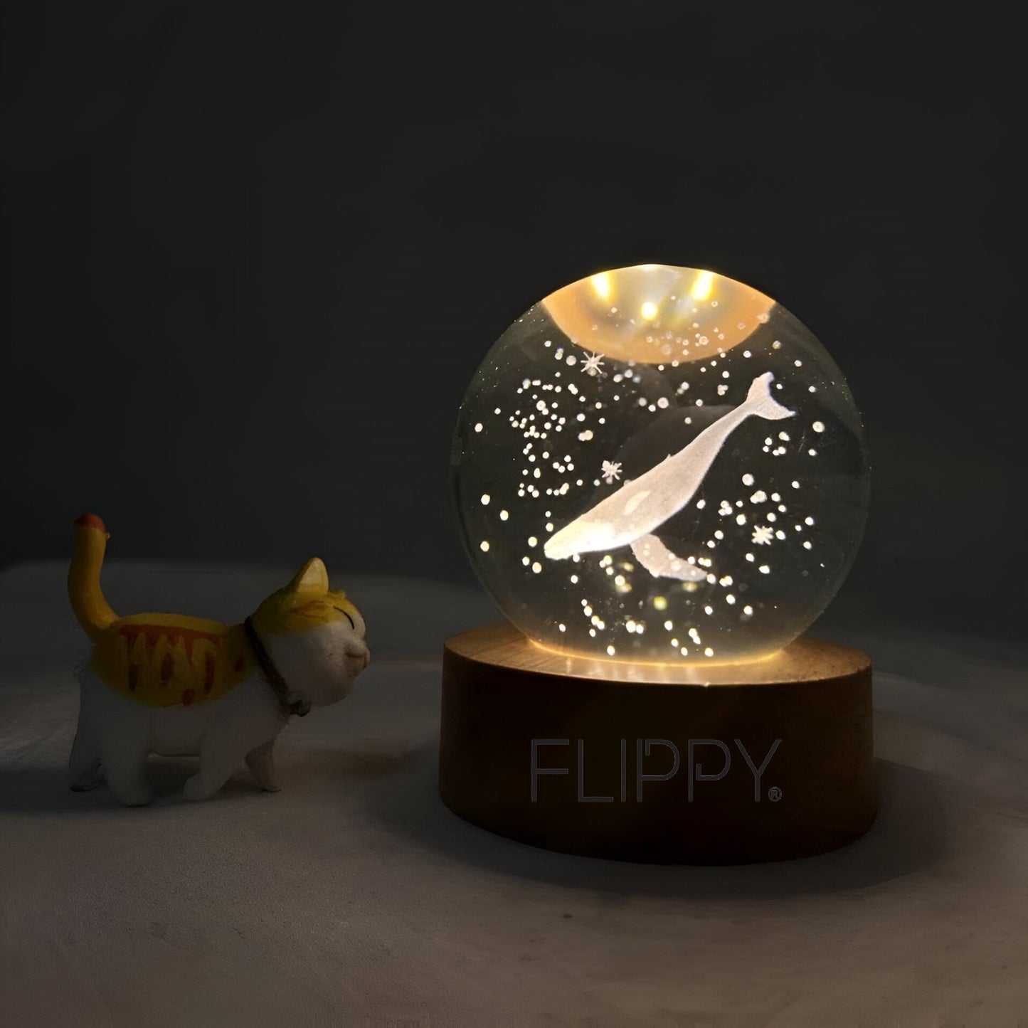 Lampa LED Decorativa, Klevo, cu Bila de Cristal cu Diametru 6cm, Model Balena 3D, Alimentare USB, Suport din Lemn, Lumina Alb Cald