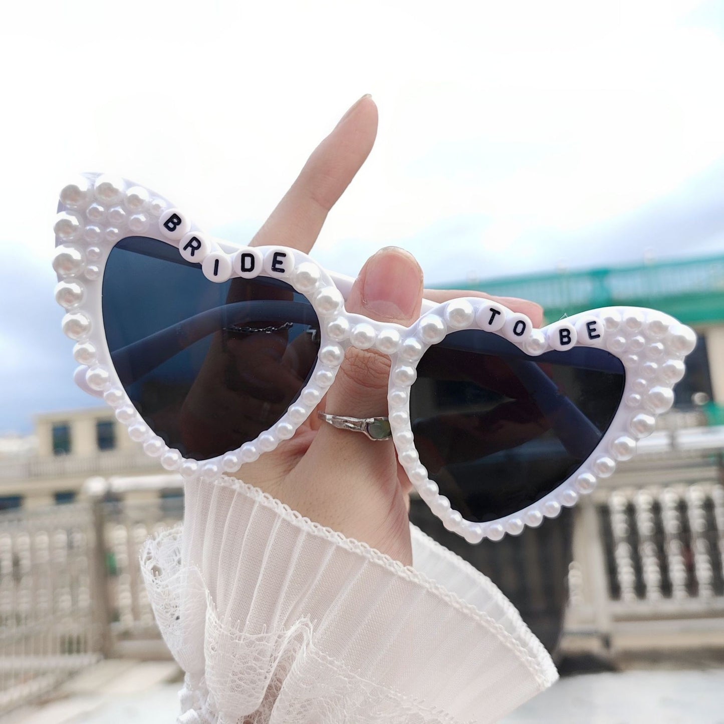 Ochelari in Forma de Inima, Klevo, pentru Petrecerea Burlacitelor, Tematica Nunta, Protectie Soare, 15.3x5.7x14.5 cm, Scris Bride to Be cu Perle, Alb
