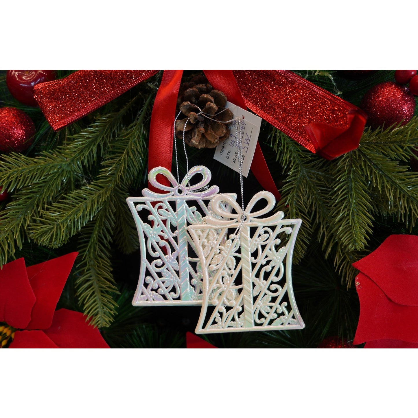 Ornament brad de Craciun, Perlat, in forma de Cadou, 9 cm x 11 cm, Plastic, Klevo