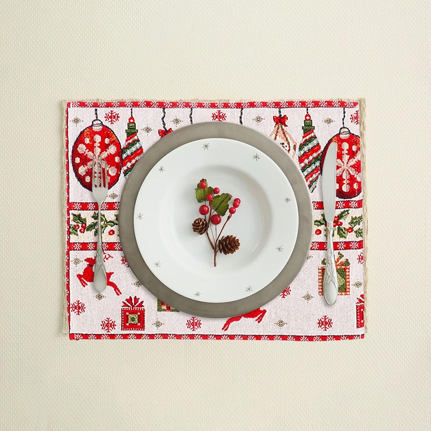 Servet pentru Masa, Klevo, Model Globulete si Cadouri, Tematica Craciun, 43 x 34 cm, Rosu