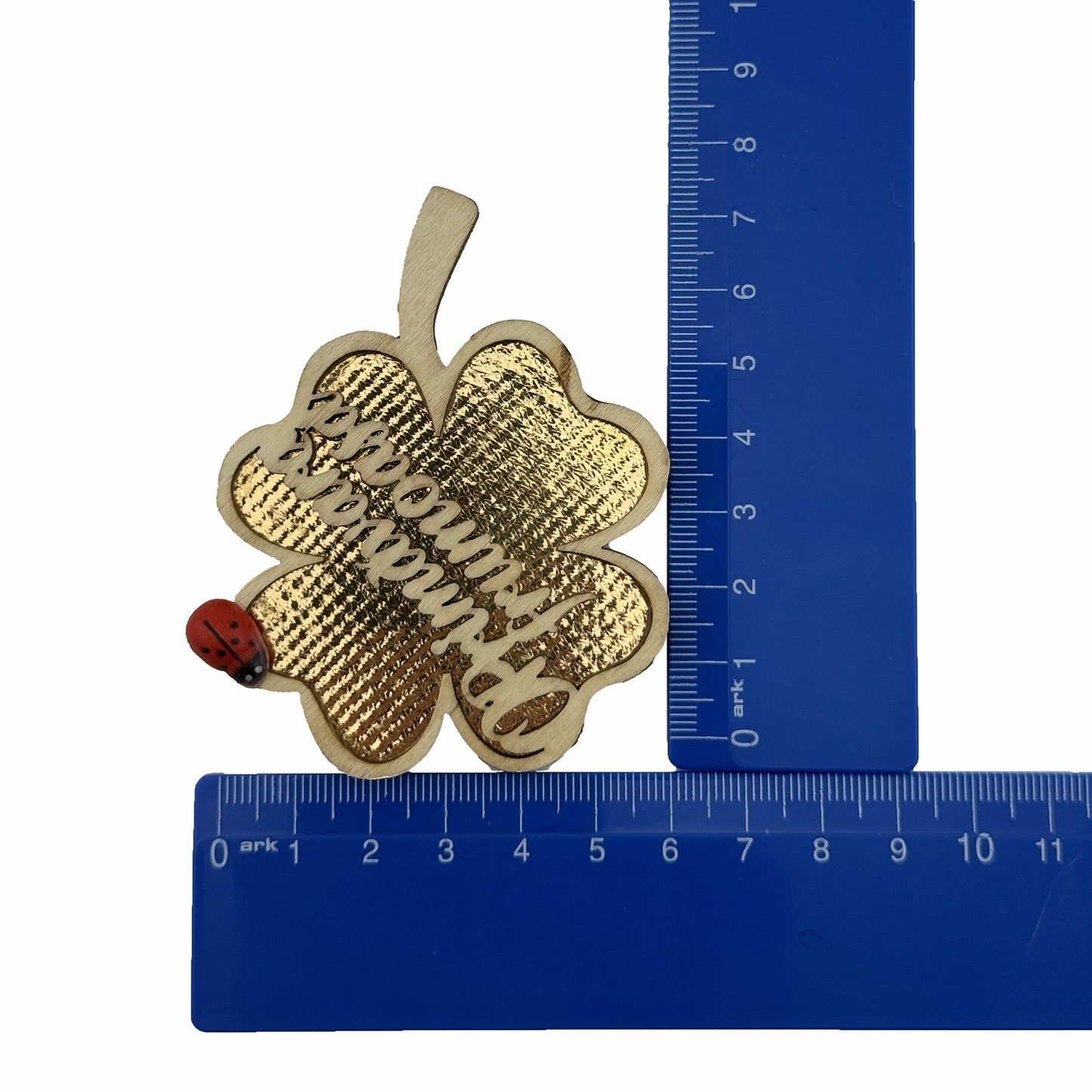 Set 100 bucati Martisor din Lemn cu Magnet, Jolie, Model Trifoi cu Scris O Primavara Frumoasa, Decor Buburuza, Insertie Aurie