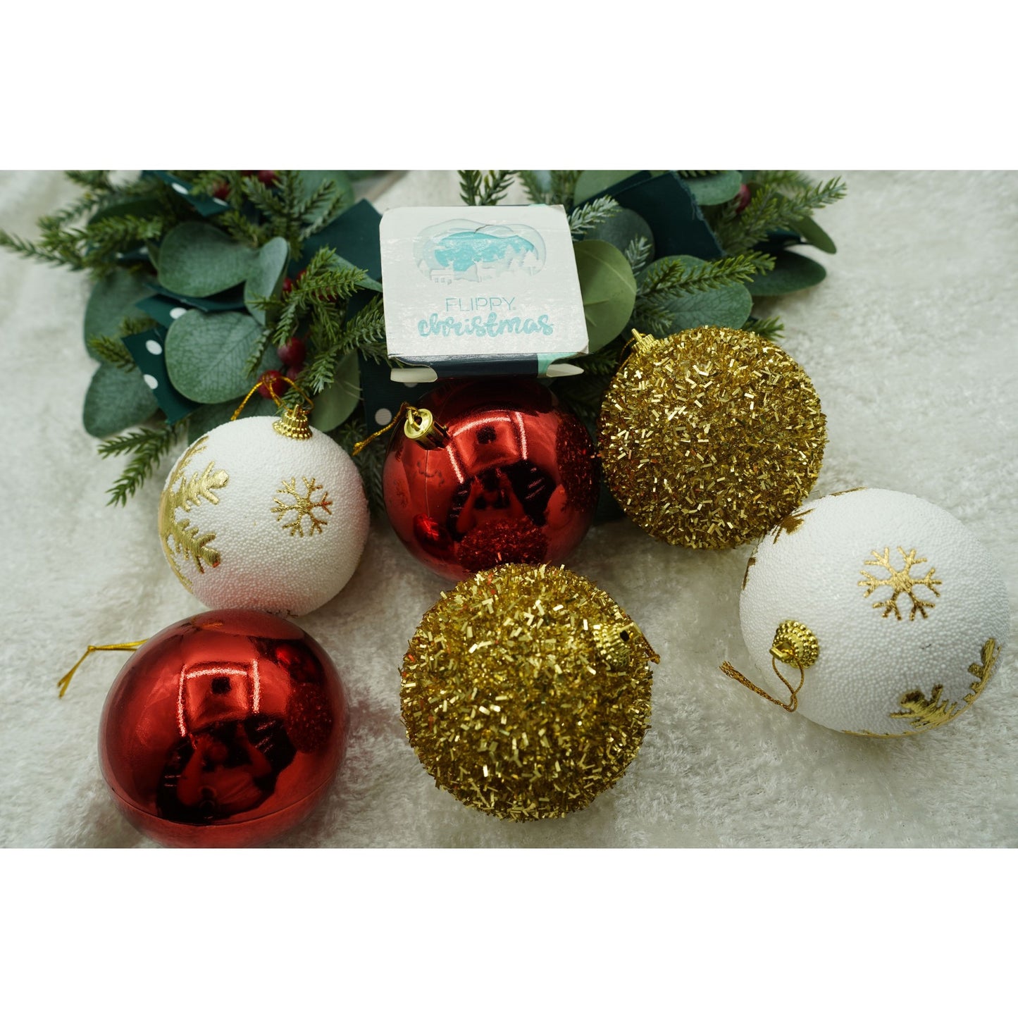 Set de 12 ornamente de brad, Klevo, de tip Glob, Alb/ Rosu, din polistiren, cu finisaj sclipitor , cutie 8 cm adancime x 32 cm lungime x 24 cm inaltime
