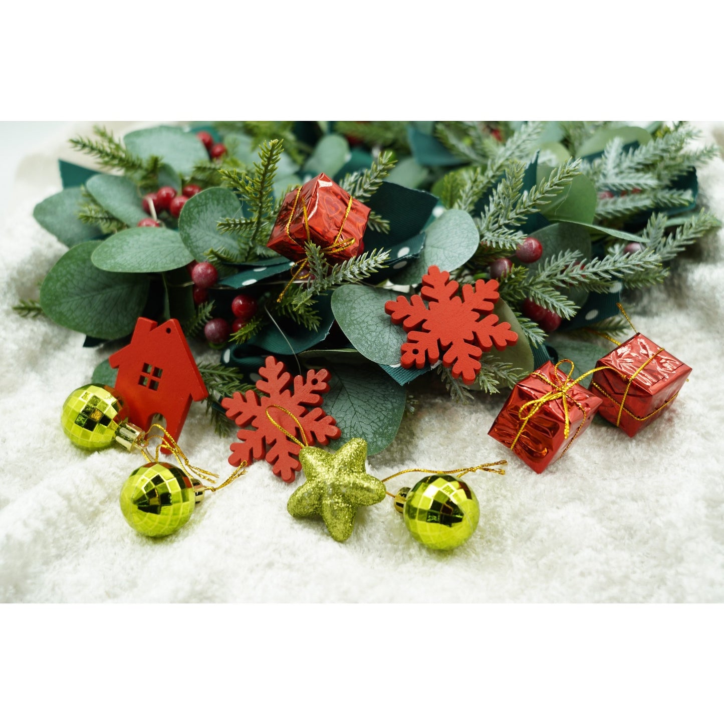 Set de 24 ornamente de brad, Klevo, de tip Glob, Rosu/ Auriu, din polistiren, cu finisaj sclipitor , cutie 3 cm adancime x 20 cm lungime x 14 cm inaltime