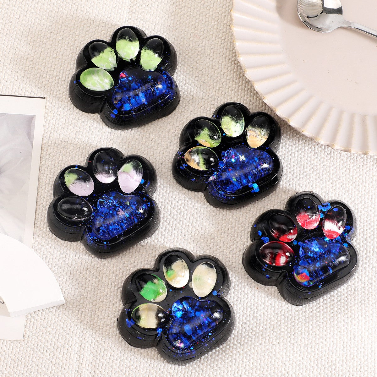 Jucarie Antistres Squishy, Klevo, cu Revenire Lenta, Squeeze Pinch Family, Model Cat Paw, 6.5 x 6 cm, din Tpr, 4-6 Ani, Model 4 Legume, Negru cu Insertii