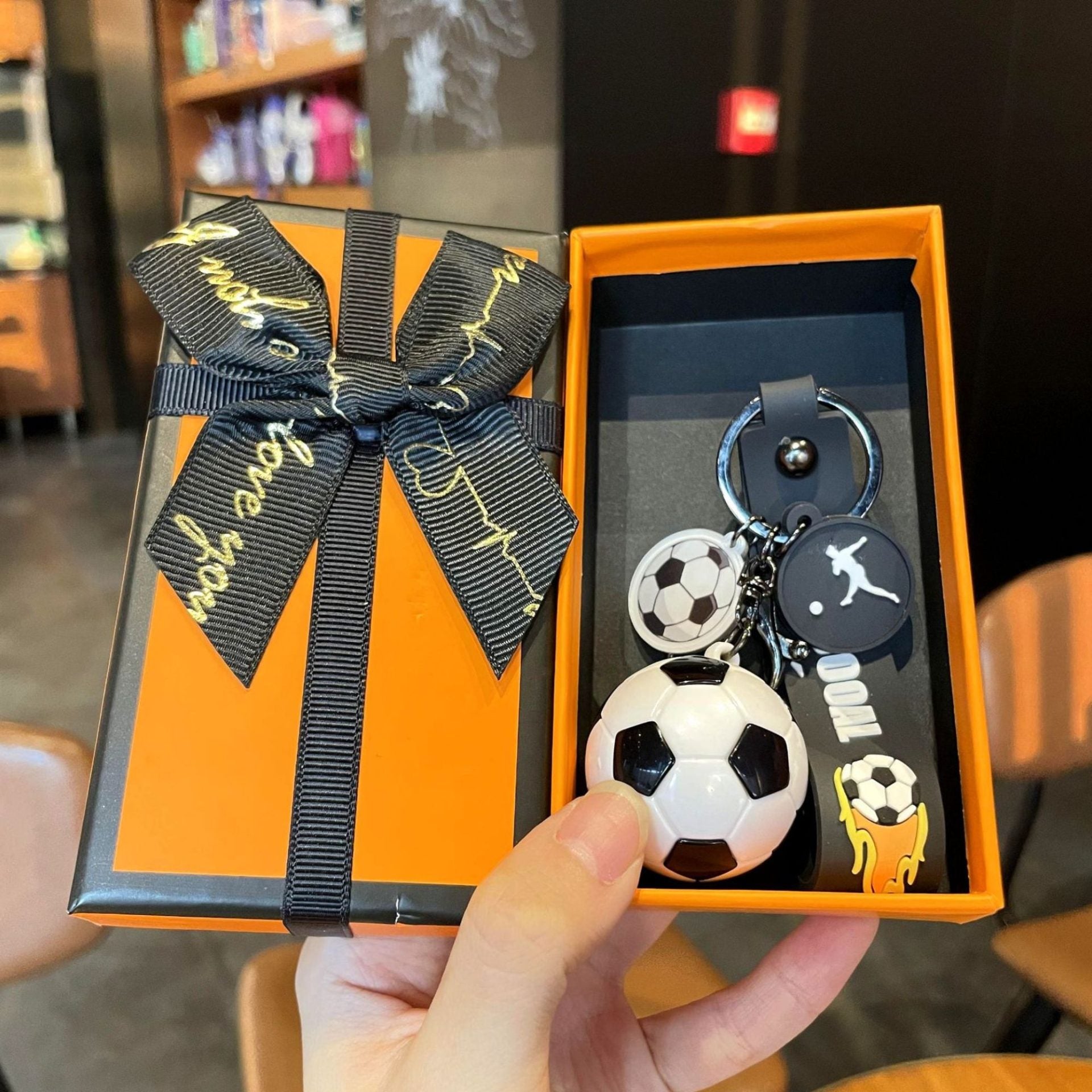 Breloc Chei, Klevo, Model Minge de Fotbal,Pandantiv Minge, Cupa Mondiala, Accesoriu Pentru Chei si Rucsac, Cutie Cadou, Material Acril, 50 g, Alb/Negru