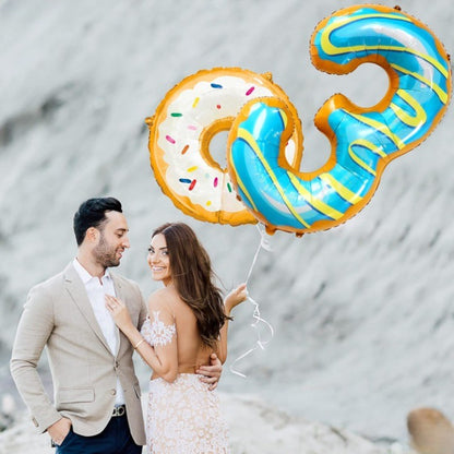 Balon din Folie Metalizata Klevo, Figurina Cifra, Imprimeu Gogosi, Tema Aniversare 100 cm, Ambalaj Individual, Pai inclus, Umflare cu Aer sau Heliu, Multicolor, Cifra 3