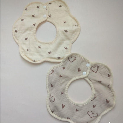 Baveta Tip Floare, Klevo, din Bumbac, pentru Copii 0-12 Luni, Rezistenta la apa, cu Capse, Model cu Inimioare, 26 x 29 cm, Crem