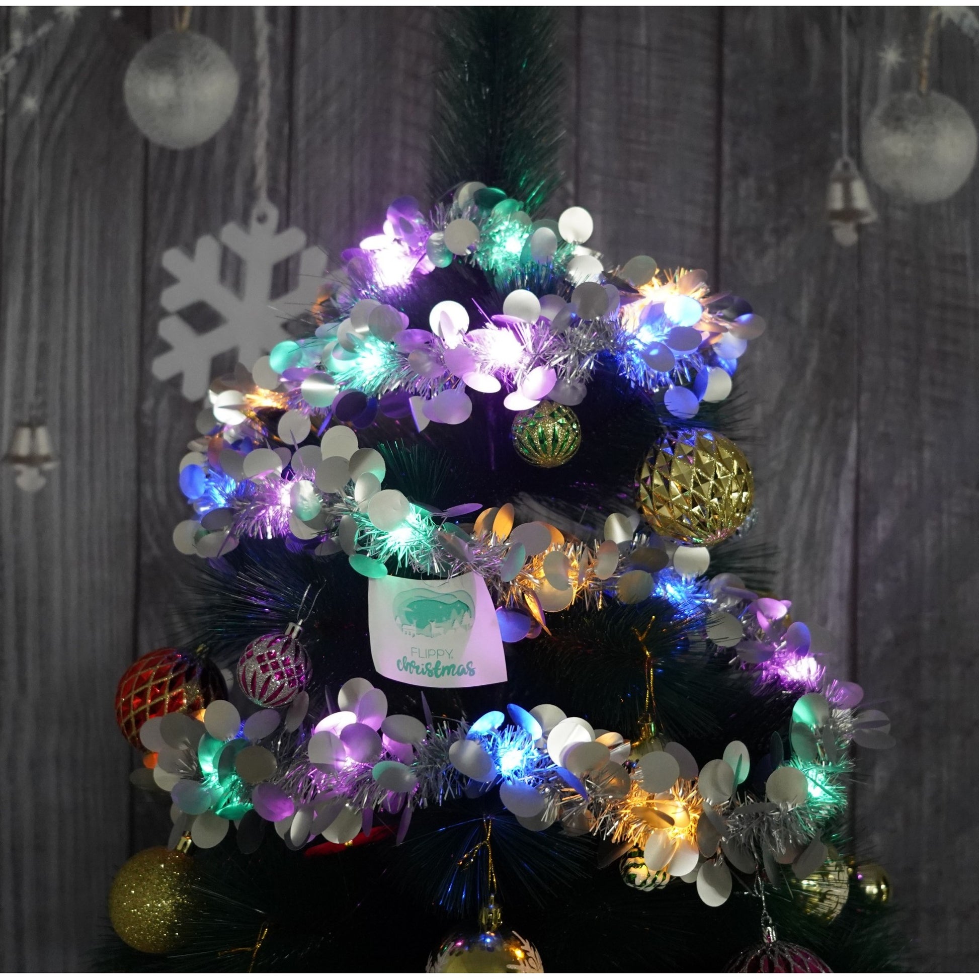 Beteala Craciun cu LED, Argintie, model cu paiete rotunde, 2 m x 5 cm, PVC, Sir, Artificiala, Klevo