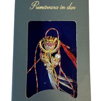 Martisor cu Brosa Placata cu Aur 24K, Jolie, Ambalaj Carton cu Design, Material Metal, Model Floare, Dimensiune Brosa 2.5-3cm, Auriu/Roz