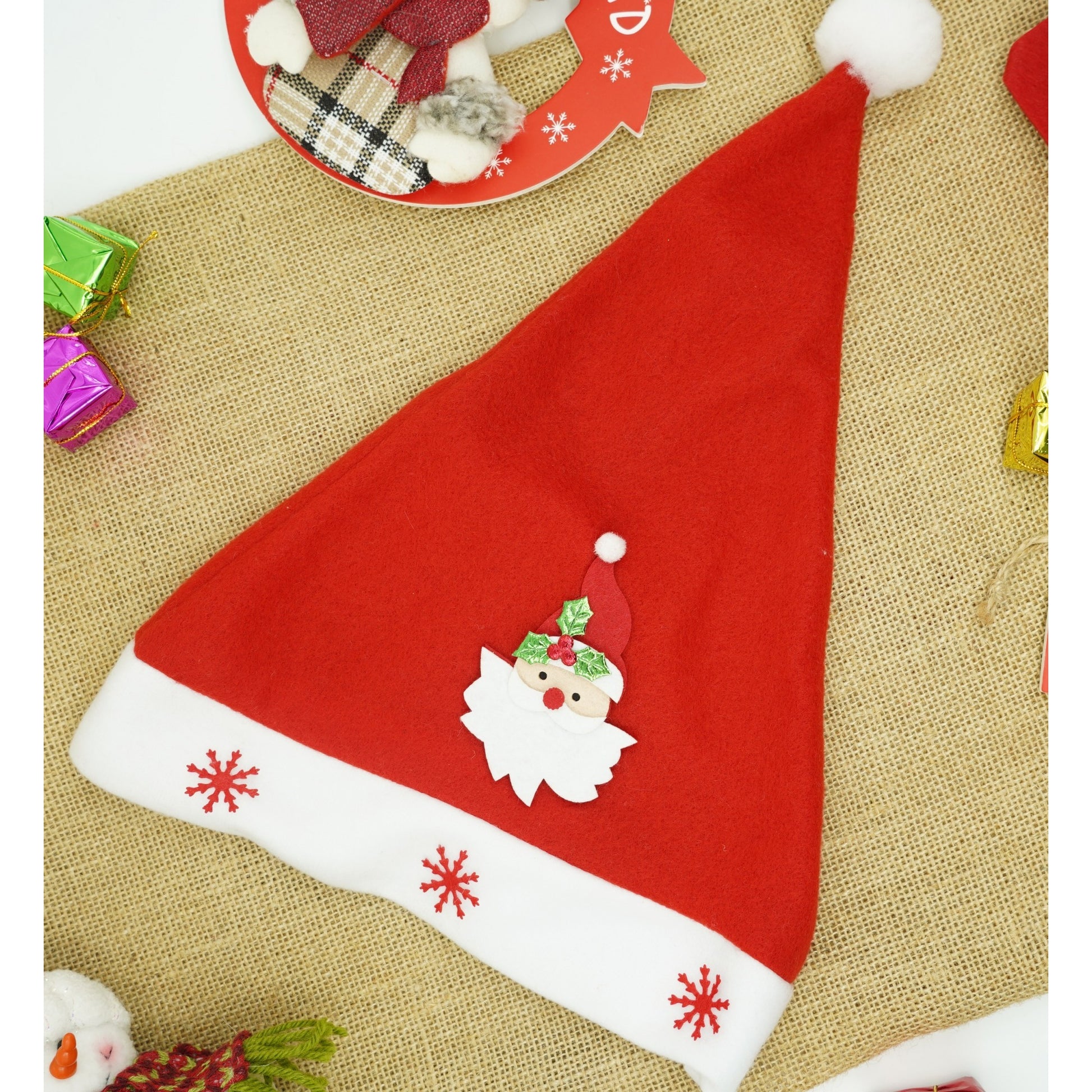 Caciulita de Mos Craciun, Klevo,cu model de Mos Craciun si ornament fulg de nea, rosie, marime universala, material textil