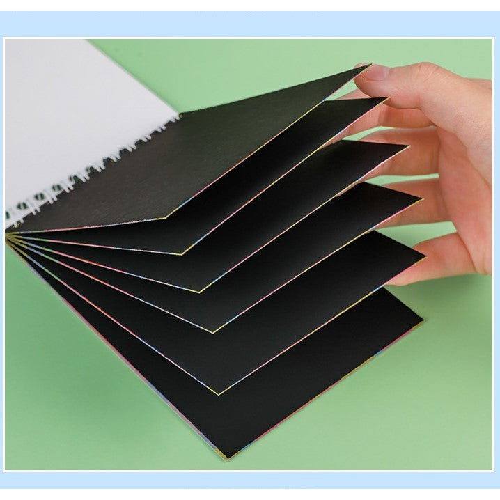 Caiet cu fise razuibile Klevo, DIY Magic Scratch, 12 File, Curcubeu, Creion din Lemn, Cartonase negre, Verde Deschis, 14.2 x 9.8 cm