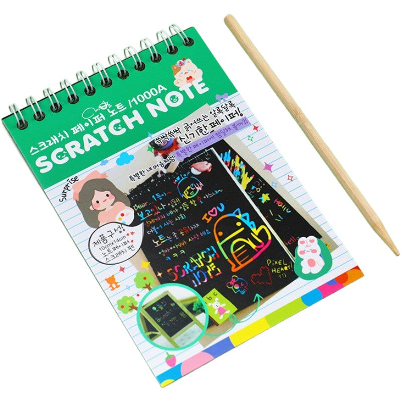 Caiet cu fise razuibile Klevo, DIY Magic Scratch, 12 File, Curcubeu, Creion din Lemn, Cartonase negre, 14.2 x 9.8 cm, Verde