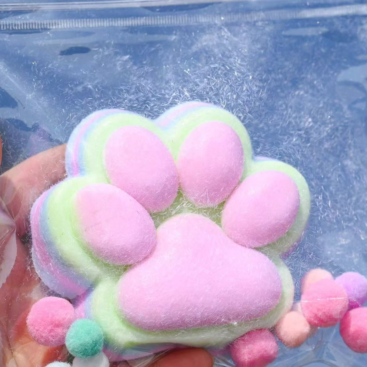 Jucarie Antistres Squishy, Klevo, cu Revenire Lenta, Model Labuta de Pisica Pufoasa, 12.5x10.5 cm, 220g, Squeeze Pinch Family, Ambalaj Transparent, Roz Curcubeu