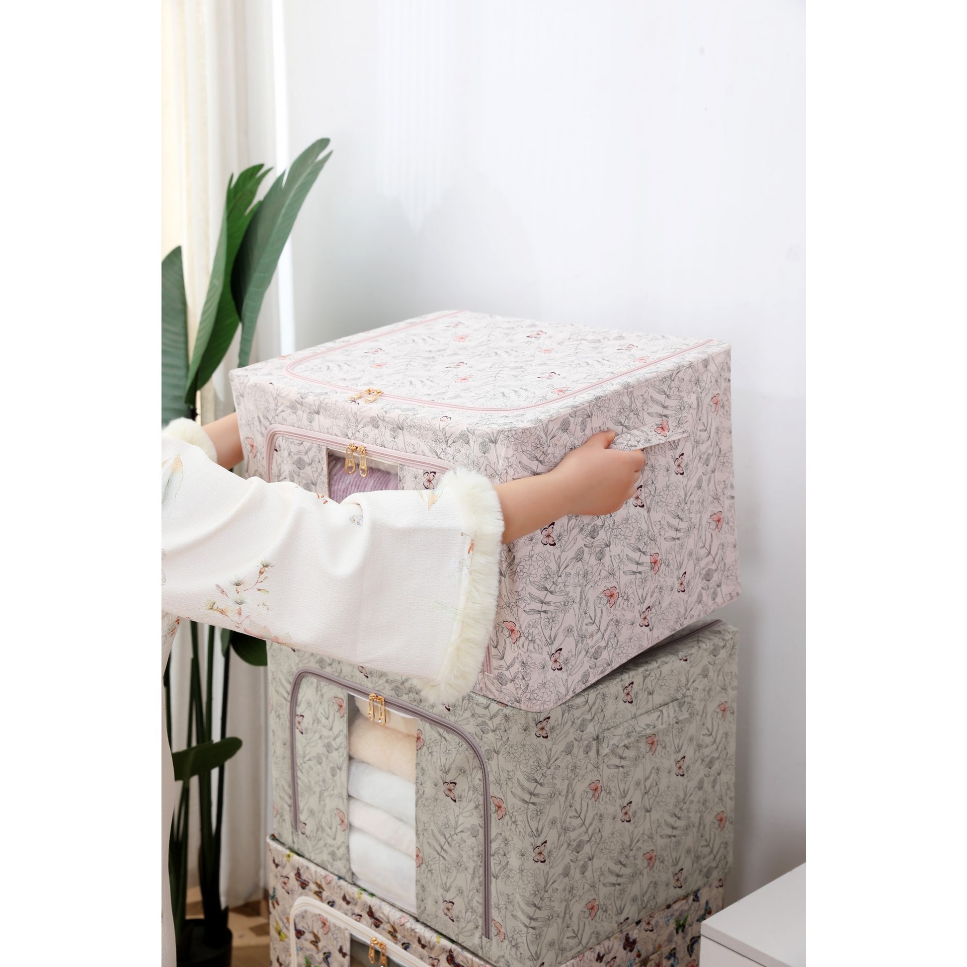 Cutie Depozitare, Klevo, 66L, din Material Textil, 50 x 40 x 33 cm, pentru Haine si Lenjerii, Model Fluturasi, Roz
