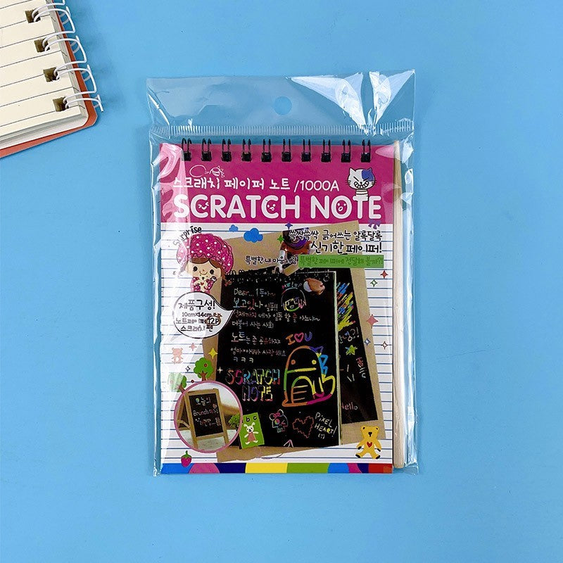 Caiet cu fise razuibile Klevo, DIY Magic Scratch, 12 File, Curcubeu, Creion din Lemn, Cartonase negre, 14.5 x 10 cm, roz