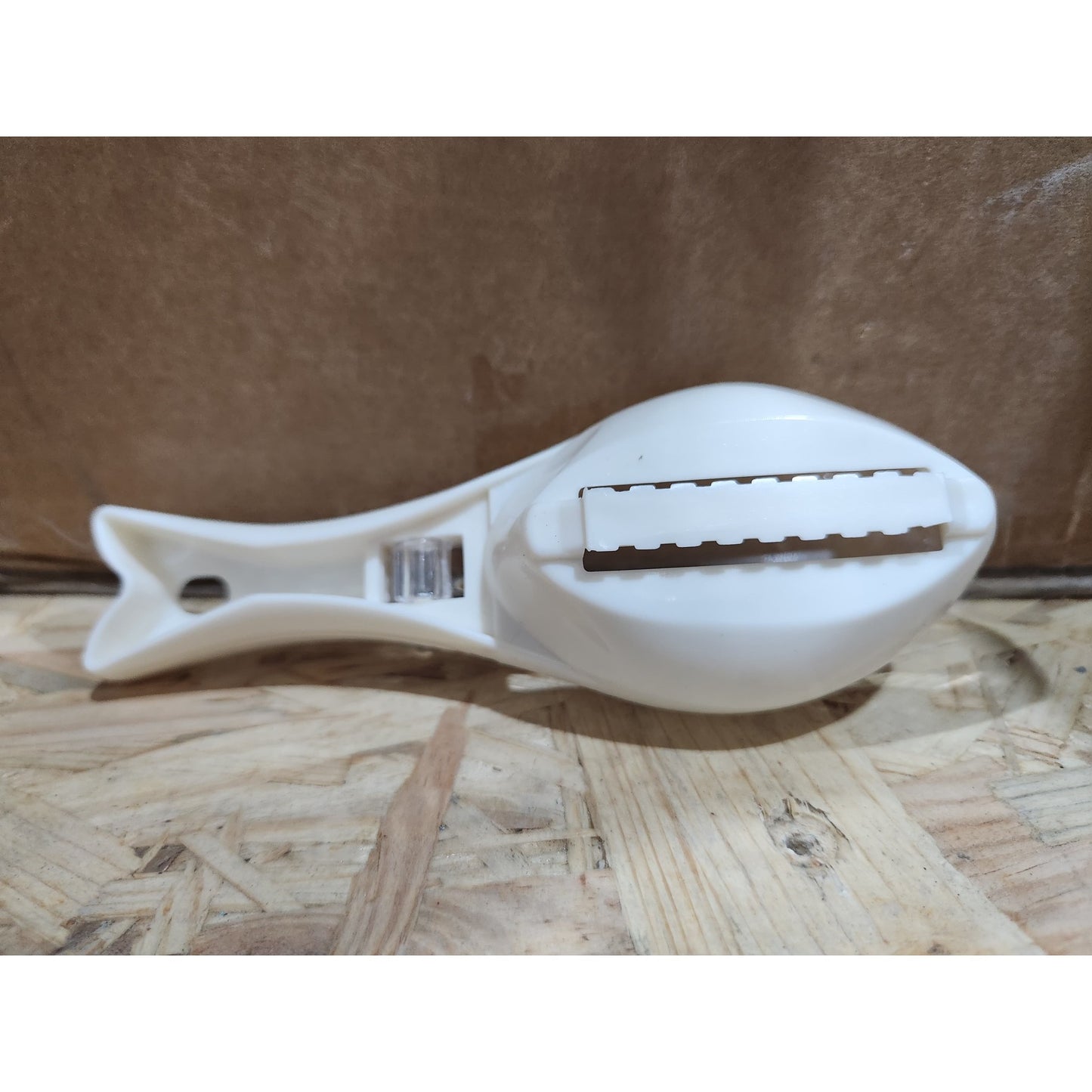 Curatator de Solzi de Peste, Klevo, Manual, Forma Peste, cu Compartiment de Colectare, din Plastic, 15.5x5.5 cm, Alb