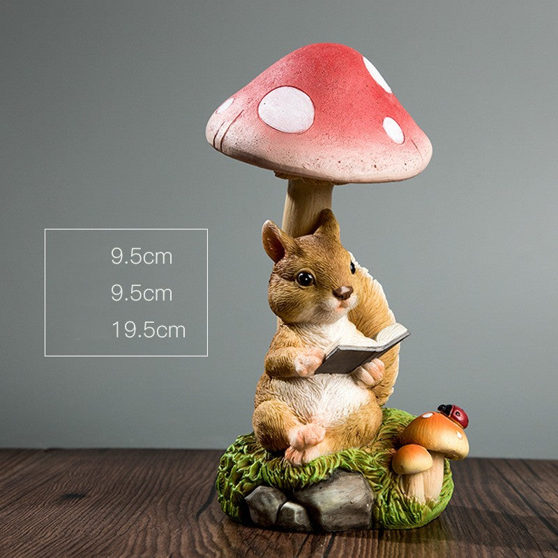 Decoratiune pentru Gradina, Klevo, Lumini LED cu Incarcare solara, 19.5 x 9.5 x 9.5 cm, Model Ciuperca cu Veverita care Citeste, Maro