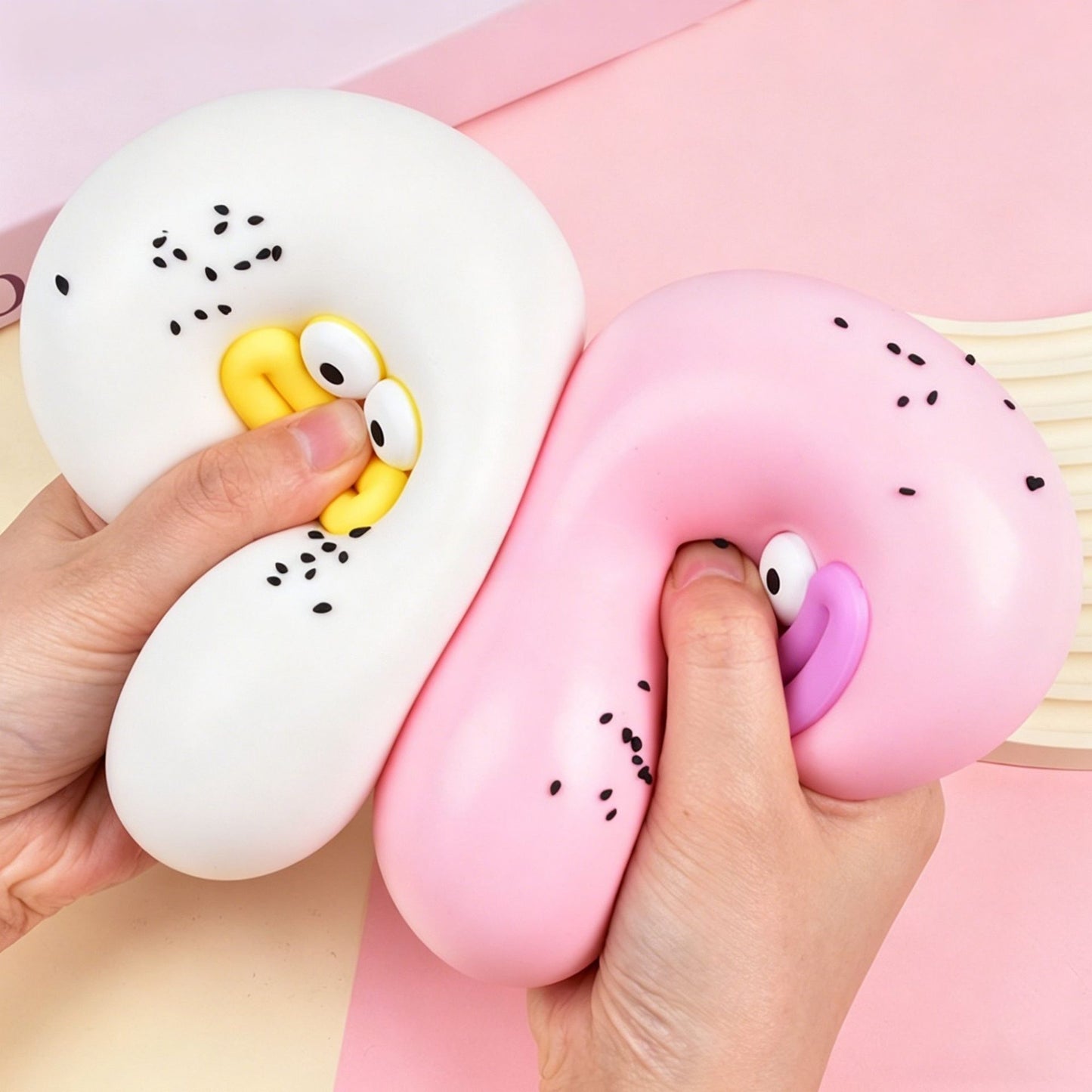 Jucarie Senzoriala Squishy, Klevo, Model Gogoasa cu Ochi Mari, 1 Bucata, Textura Ultra-Densa, Jucarie Antistres  pentru Copii si Adulti, Efect Calmant cu Revenire Lenta, 9 cm, Roz