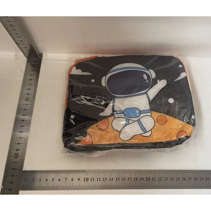 Geanta Termoizolanta pentru Copii, Klevo, 23x13x19 cm, Model Imprimeu Astronaut, din Folie de Aluminiu si Panza Oxford, Negru/Portocaliu