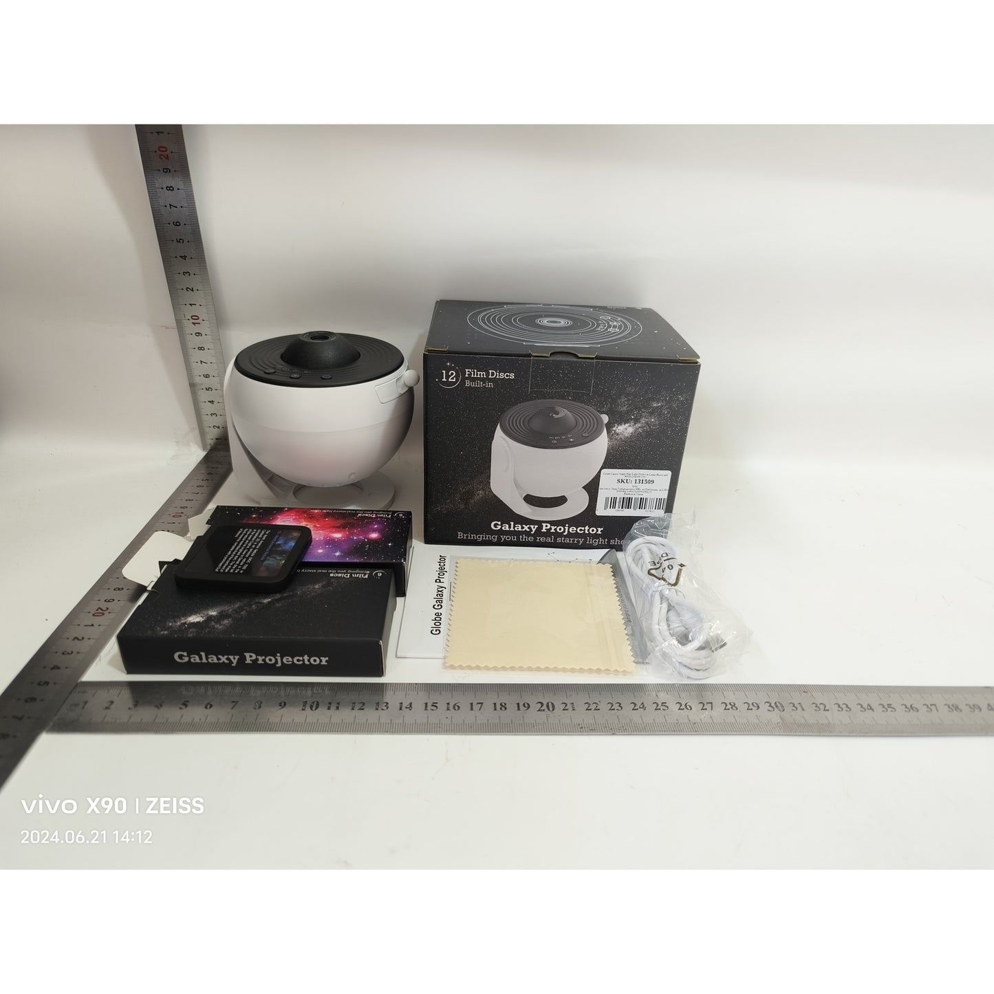 Lampa Tip Proiector Galaxie, Klevo, pentru Dormitor, Tematica Cer Instelat, Model Glob, HD, Rotire 360 de Grade, 20 de Imagini, Incarcare USB, 10 W, 15x15 cm, Alb Negru