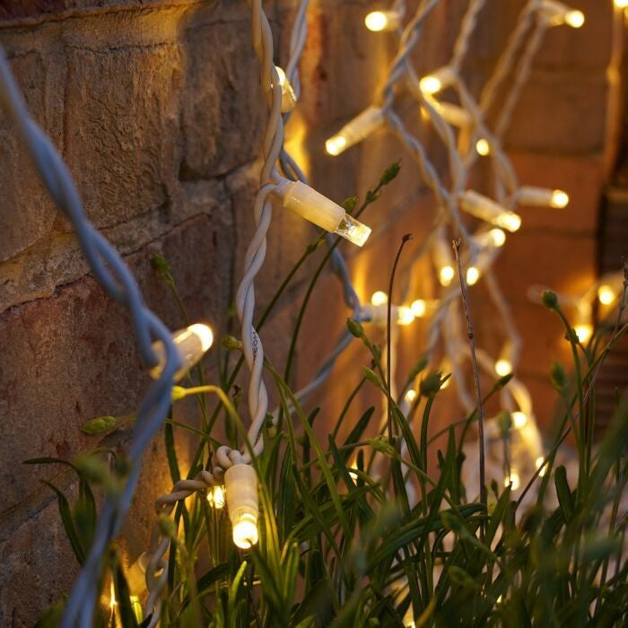 Instalatie Craciun, Tip Perdea, IP44, 9 m x 3 m, 720 LED-uri, Alb Cald, cu 8 jocuri de lumini, 31 V, 9W, Interconectabila, Prelungitor 3 m inclus, Fir transparent, Interior/ Exterior, Klevo