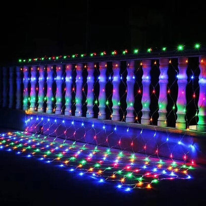 Instalatie Craciun, Tip Plasa, IP 44, 8 x 1 m, 320 LED-uri, Multicolor, 8 jocuri de lumini, Transformator cu telecomanda, Interconectabila, Prelungitor 3 m inclus, Fir transparent, Klevo