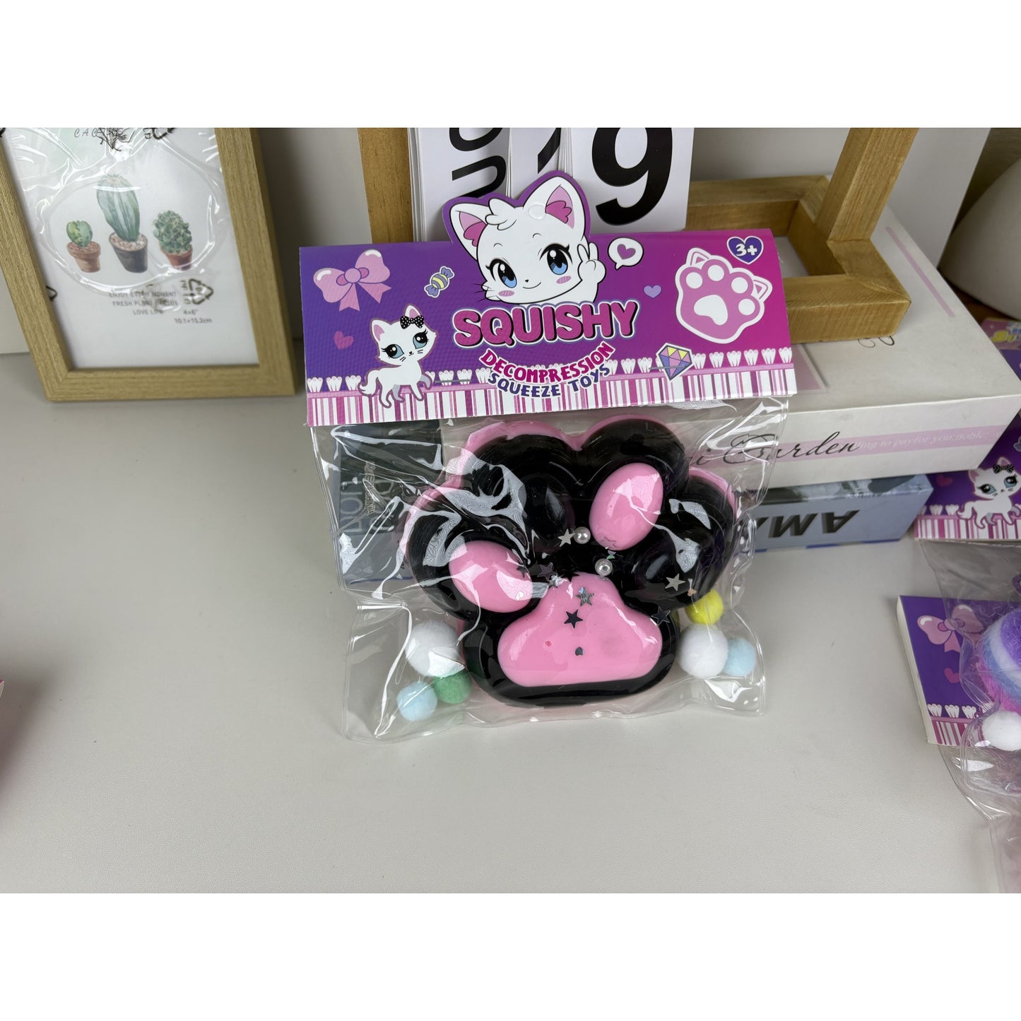 Jucarie Antistres Squishy, Klevo, cu Revenire Lenta, Model Labuta de Pisica, cu Stelute, 12 cm, 220g, Pinch Family, Ambalaj Transparent, Roz Negru