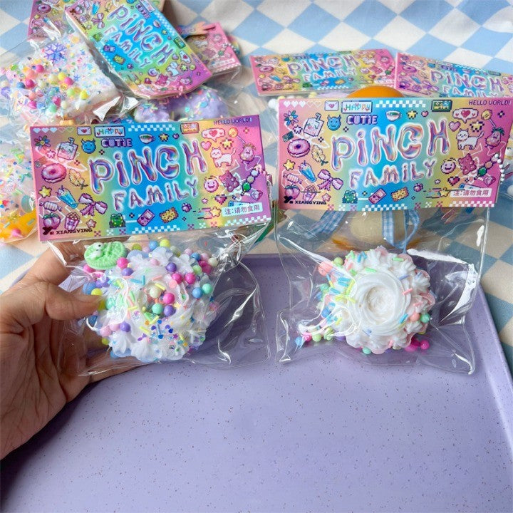 Jucarie Antistres Squishy, Klevo, cu Revenire Lenta, Squeeze Pinch Family, Model Prajitura, 8x8 cm, 90g, Ambalaj Transparent, Multicolor