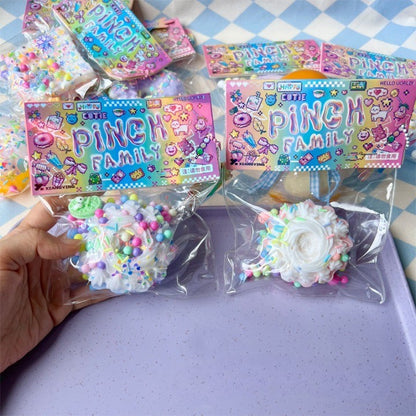 Jucarie Antistres Squishy, Klevo, cu Revenire Lenta, Squeeze Pinch Family, Model Prajitura, 8x8 cm, 90g, Ambalaj Transparent, Multicolor