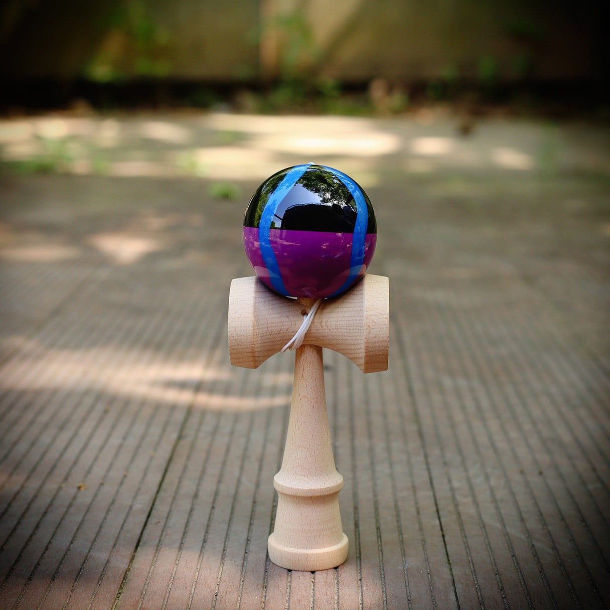 Kendama X Originala, Profesionala, Klevo, din Lemn, Rubber Grip, 18 cm, Negru/Mov/Albastru