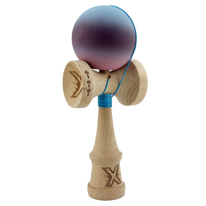 Kendama X Originala, Profesionala, Klevo, Big Cups V2, Rubber Grip cu Cupe Mari, Rulment Metalic cu Ata 55 cm, Gradient Albastru/Mov/Roz