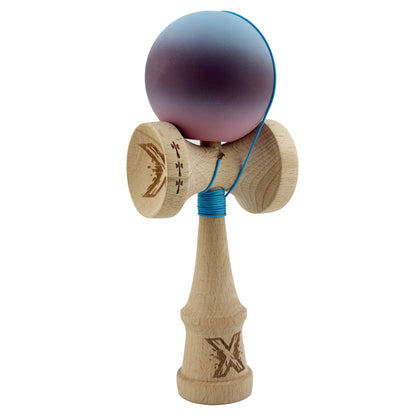 Kendama X Originala, Profesionala, Klevo, Big Cups V2, Rubber Grip cu Cupe Mari, Rulment Metalic cu Ata 55 cm, Gradient Albastru/Mov/Roz