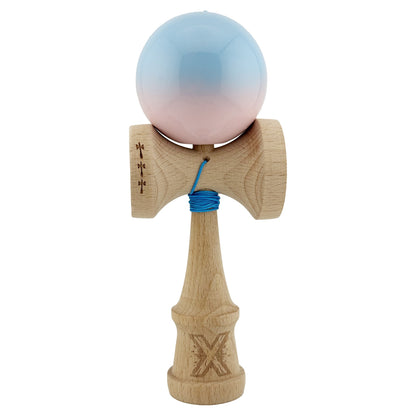 Kendama X Originala, Profesionala, Klevo, Big Cups V2, Super Sticky cu Cupe Mari, din lemn 18 cm, Rulment Metalic cu Ata 55 cm, Albastru deschis/Roz