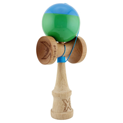 Kendama X Originala, Profesionala, Klevo, Big Cups V2, Super Sticky cu Cupe Mari, Rulment Metalic, din lemn 18 cm, Ata 55 cm, Albastru/Verde