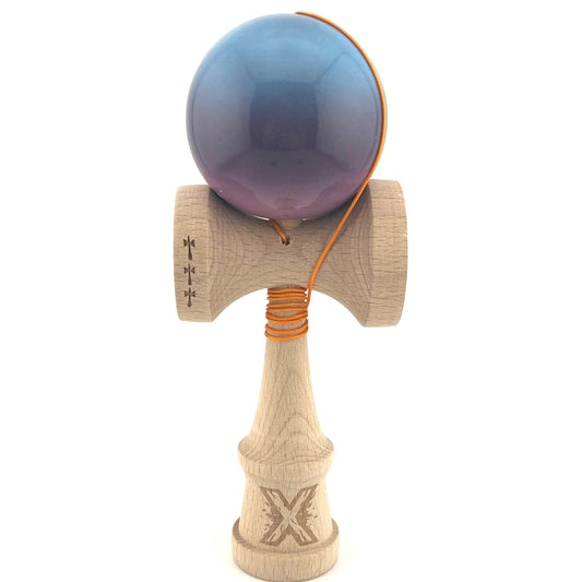 Kendama X Originala, Profesionala, Klevo, Big Cups V2, Super Sticky cu Cupe Mari, din lemn 18 cm, Rulment Metalic cu Ata 55 cm, Albastru/Mov/Roz