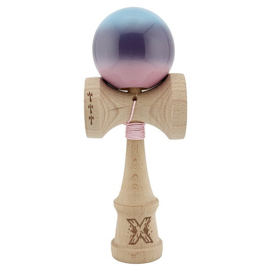 Kendama X Originala, Profesionala, Klevo, Big Cups V2, Super Sticky cu Cupe Mari, din lemn 18 cm, Rulment Metalic cu Ata 55 cm, Albastru/Mov/Roz