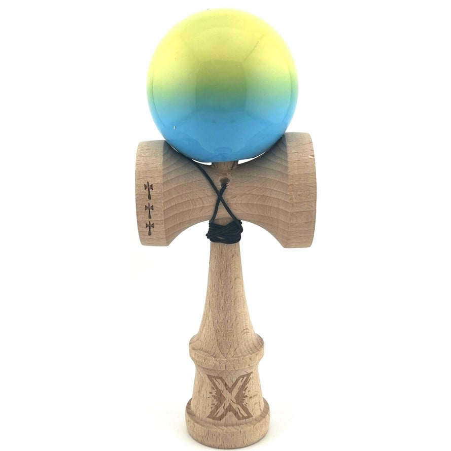 Kendama X Originala, Profesionala, Klevo, Big Cups V2, Super Sticky cu Cupe Mari, din lemn 18 cm, Rulment Metalic cu Ata 55 cm, Galben/Albastru