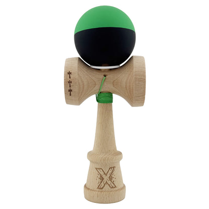 Kendama X Originala, Profesionala, Klevo, Cupe Mari KING SIZE V3, Rubber Grip, Gaura in Baza, Rulment Metalic, din lemn 18 cm, Ata 62/65 cm, Bicolor Verde/Negru