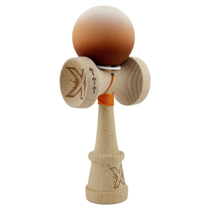 Kendama X Originala, Profesionala, Klevo, Cupe Mari KING SIZE V3, Rubber Grip, Gaura in Baza, Rulment Metalic, din lemn 18 cm, Ata 62/65 cm, Gradient Alb/Maro