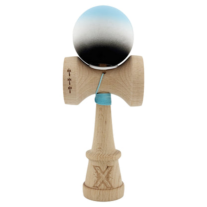 Kendama X Originala, Profesionala, Klevo, Cupe Mari KING SIZE V3, Rubber Grip, Gaura in Baza, Rulment Metalic, din lemn 18 cm, Ata 62/65 cm, Gradient Albastru deschis/Alb/Negru