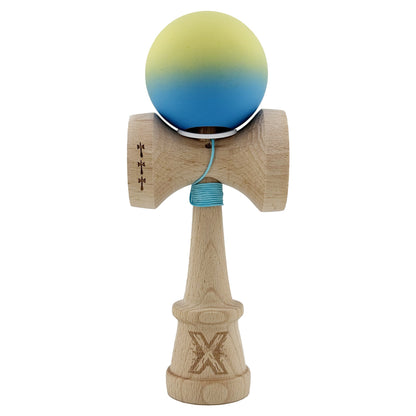Kendama X Originala, Profesionala, Klevo, Cupe Mari KING SIZE V3, Rubber Grip, Gaura in Baza, Rulment Metalic, din lemn 18 cm, Ata 62/65 cm, Gradient Galben/Albastru deschis