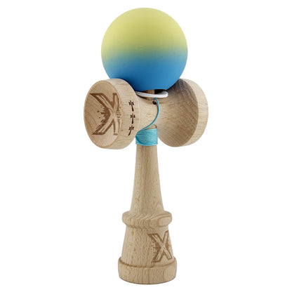 Kendama X Originala, Profesionala, Klevo, Cupe Mari KING SIZE V3, Rubber Grip, Gaura in Baza, Rulment Metalic, din lemn 18 cm, Ata 62/65 cm, Gradient Galben/Albastru deschis