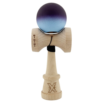 Kendama X Originala, Profesionala, Klevo, Cupe Mari KING SIZE V3, Rubber Grip, Gaura in Baza, Rulment Metalic, din lemn 18 cm, Ata 62/65 cm, Gradient Negru/Albastru deschis